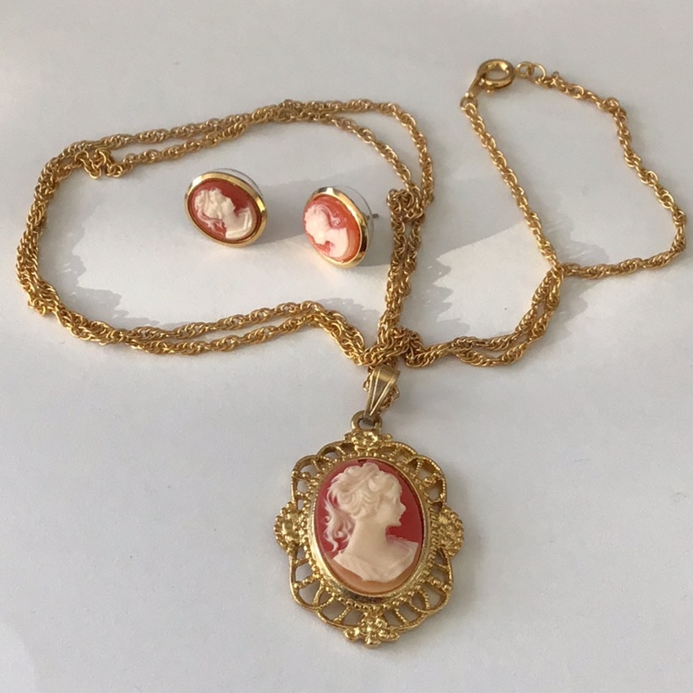 ✅Firm Price✅Traditional Ponytail Resin Cameo Necklace & Earring Set